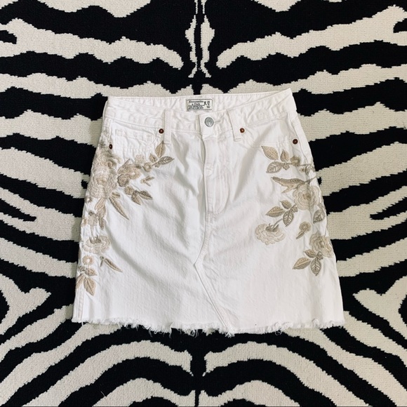 Abercrombie & Fitch White Embroidered Demim Boho Western Mini Skirt Size 0/25 - Picture 2 of 7